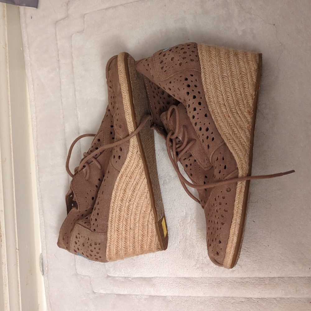 TOMS SHOES